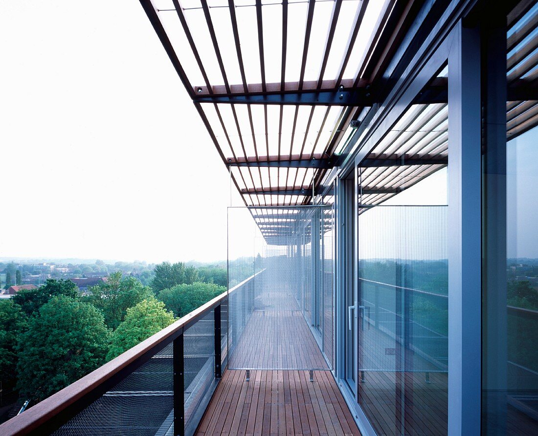 Modernes Wohnhaus mit durchgehender Terrasse und Sonnenschutz aus Holzlamellen