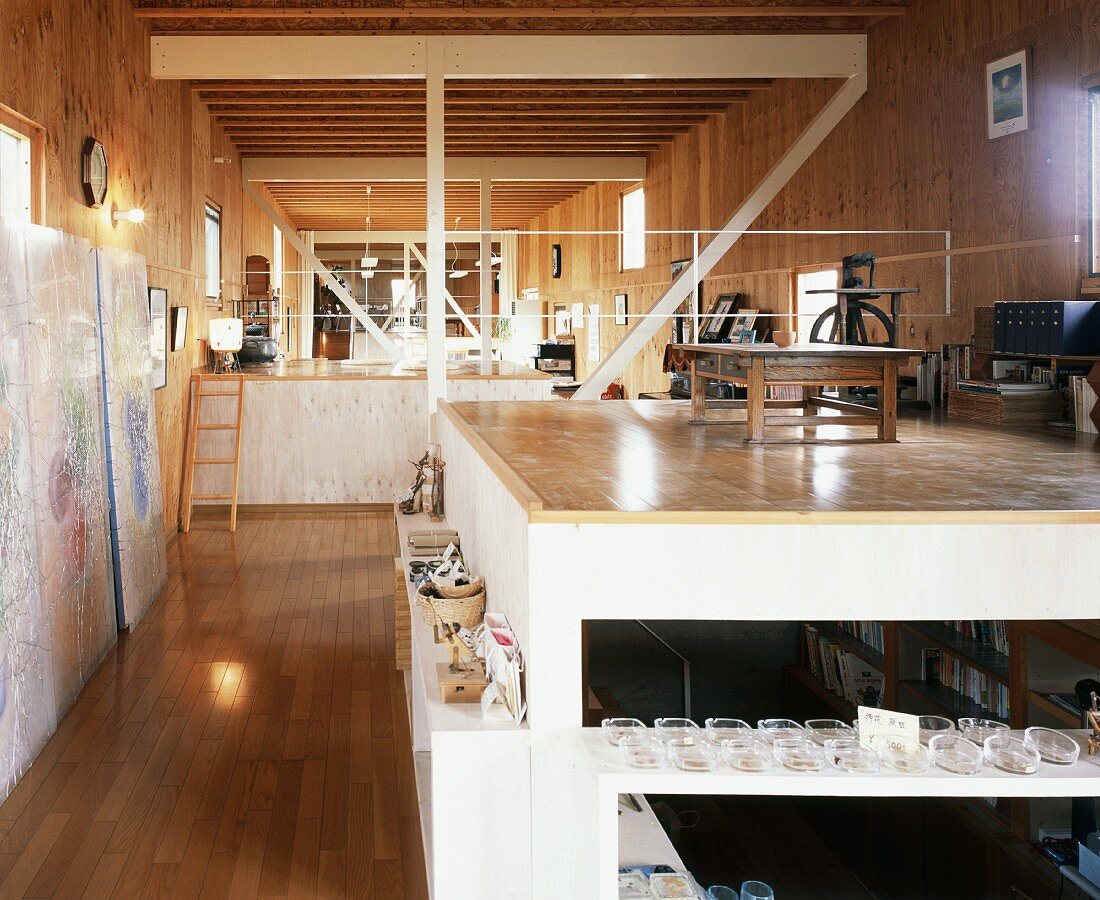 Modernes japanisches Wohnhaus mit Podesten und Regalablagen