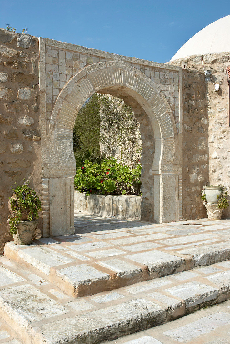 Stone with rounded archway in courtyard (Tunisia)