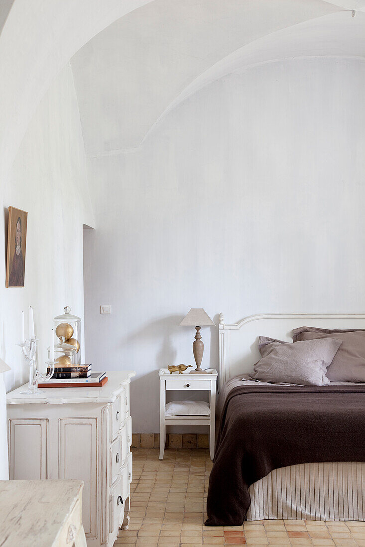 Bedroom with vaulted ceiling and white vintage furnishings