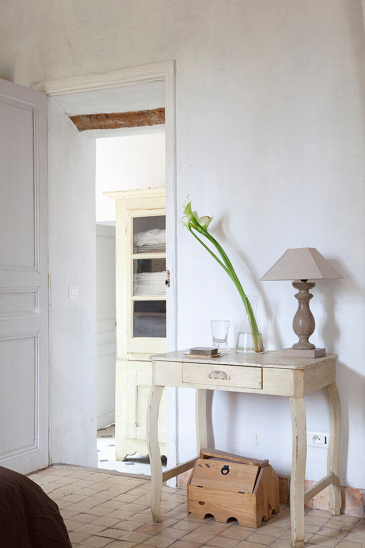 Vintage console table with Kallalie (Zantedeschia) in the rustic room