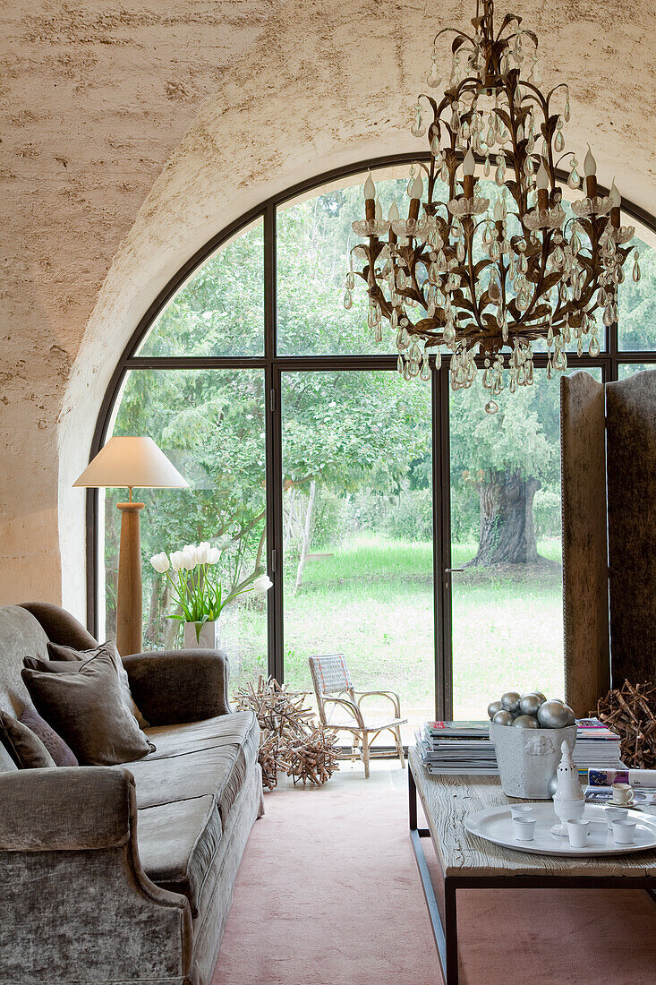 Country-style living room with chandelier and vaulted ceiling