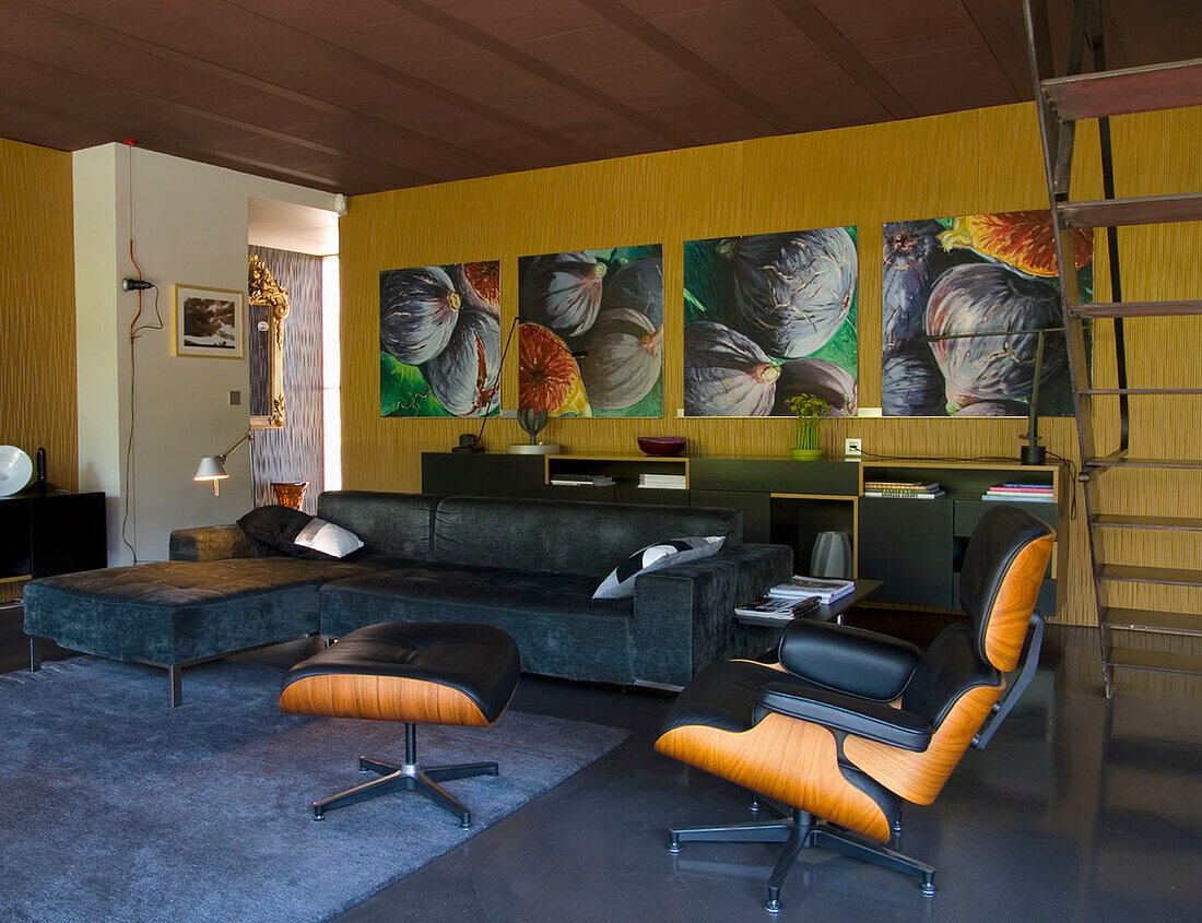 Wohnzimmer mit Ledersofa, Designer-Sessel und abstrakter Wandkunst