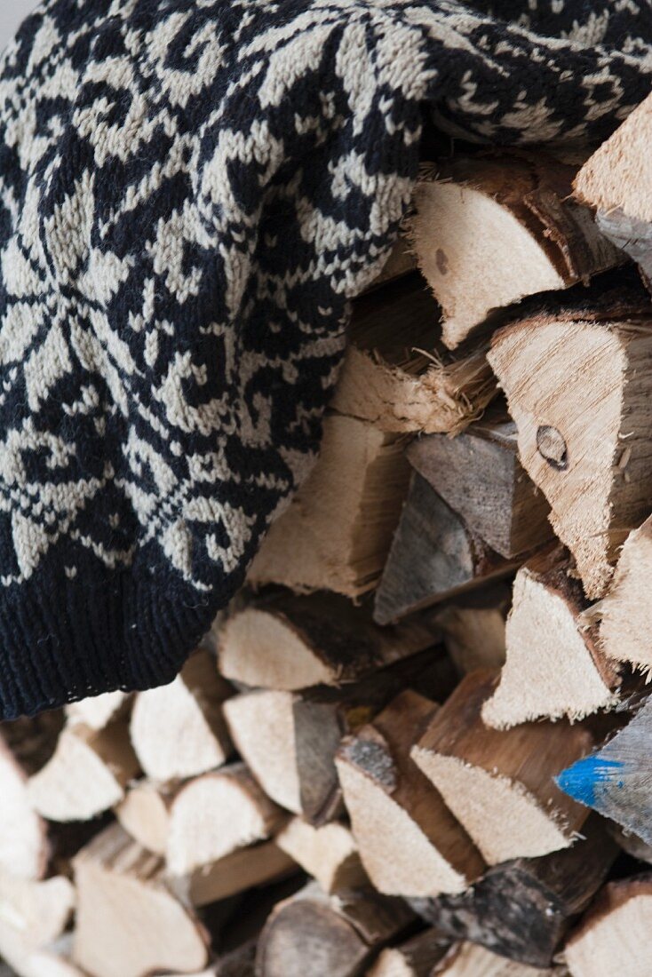 Pullover auf Brennholzstapel