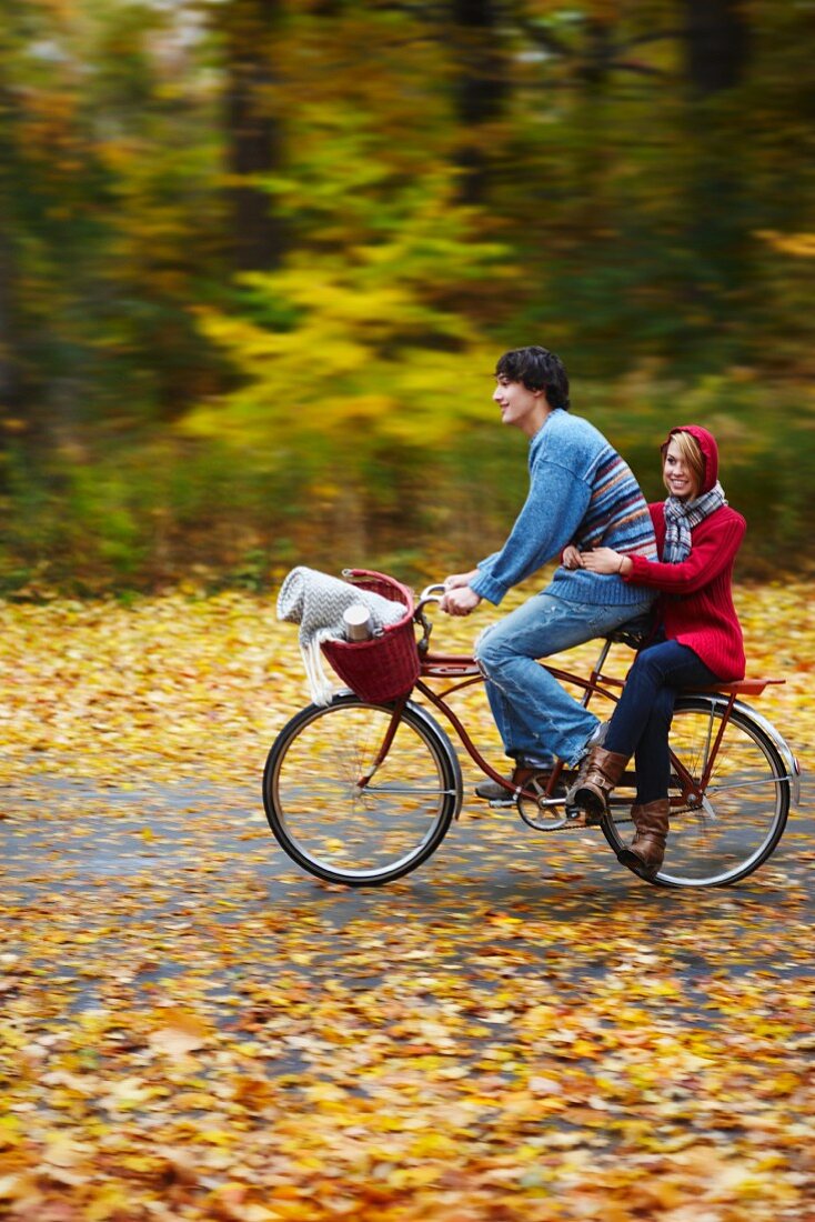 Junges Paar fährt mit dem Fahrrad zum Picknick