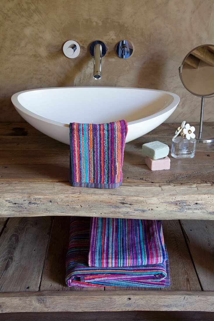 Waschschüssel und Wandarmatur im Designerstil zu rustikalem Waschtisch aus recyceltem Holz