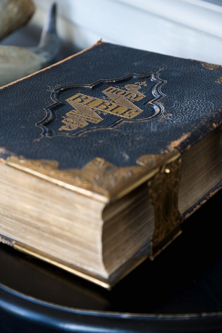 Kostbare, antiquarische Ausgabe einer englischen Bibel mit geprägtem Lederdeckel und Messingschliesse