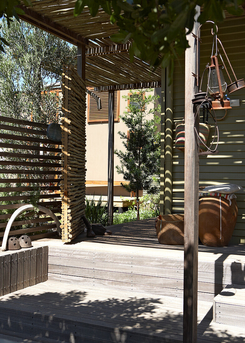 Terrasse mit Holzboden und Pergola, Laternen