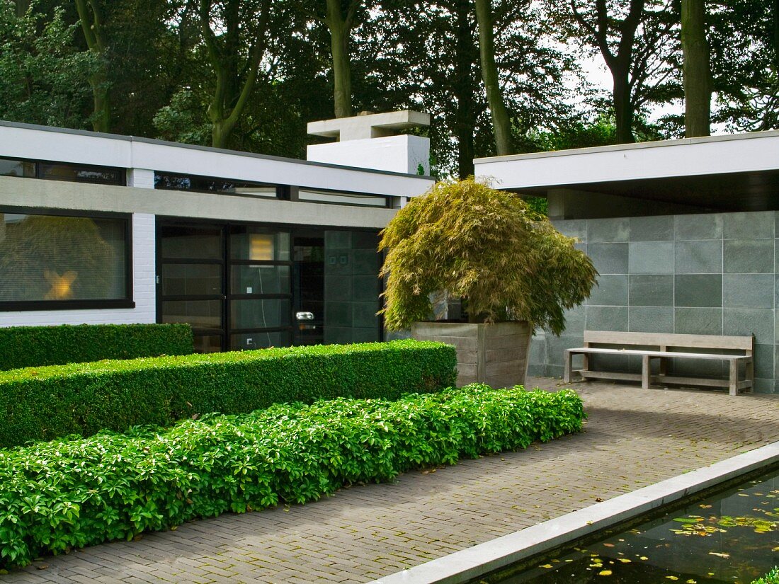 Moderner Bungalow mit Gartengestaltung im Innenhof