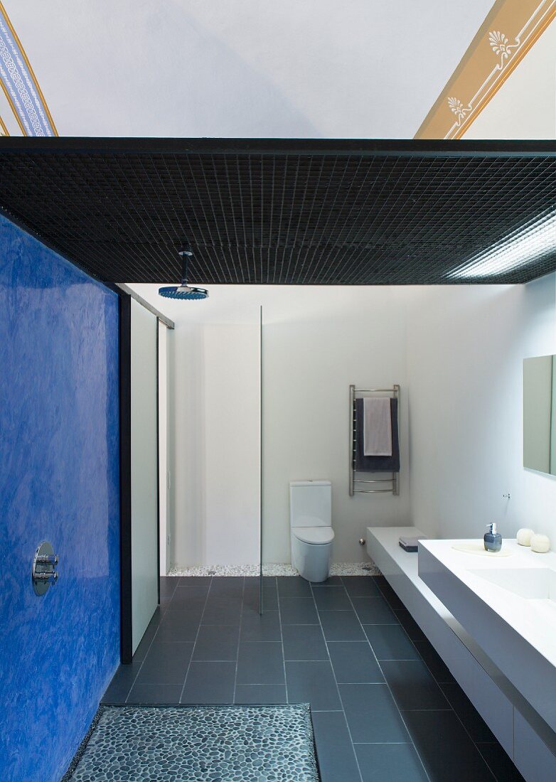 Modernes Bad mit blauer Wand im offenen Duschbereich