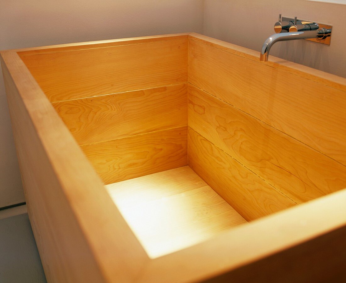Zeitgenössische Badewanne aus Holz mit Wandarmatur