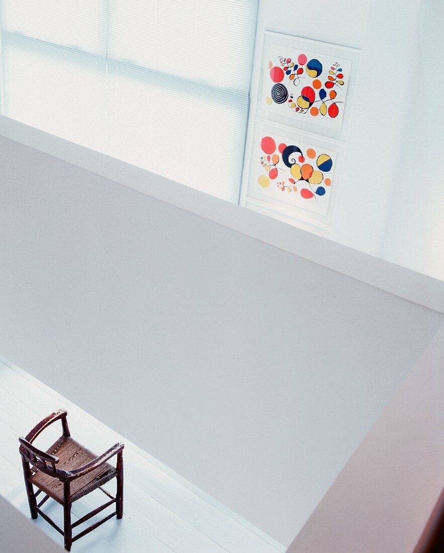 Blick von Galerie auf Stuhl im offenen Wohnraum
