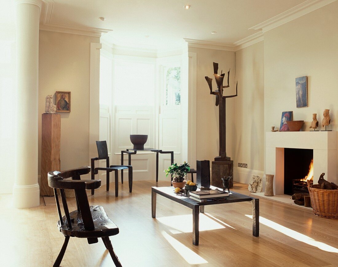 Rustikale und moderne Holzstühle im modernen Wohnraum mit klassischem Flair