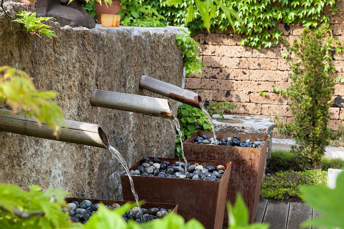 Wasserspiel in einem Garten