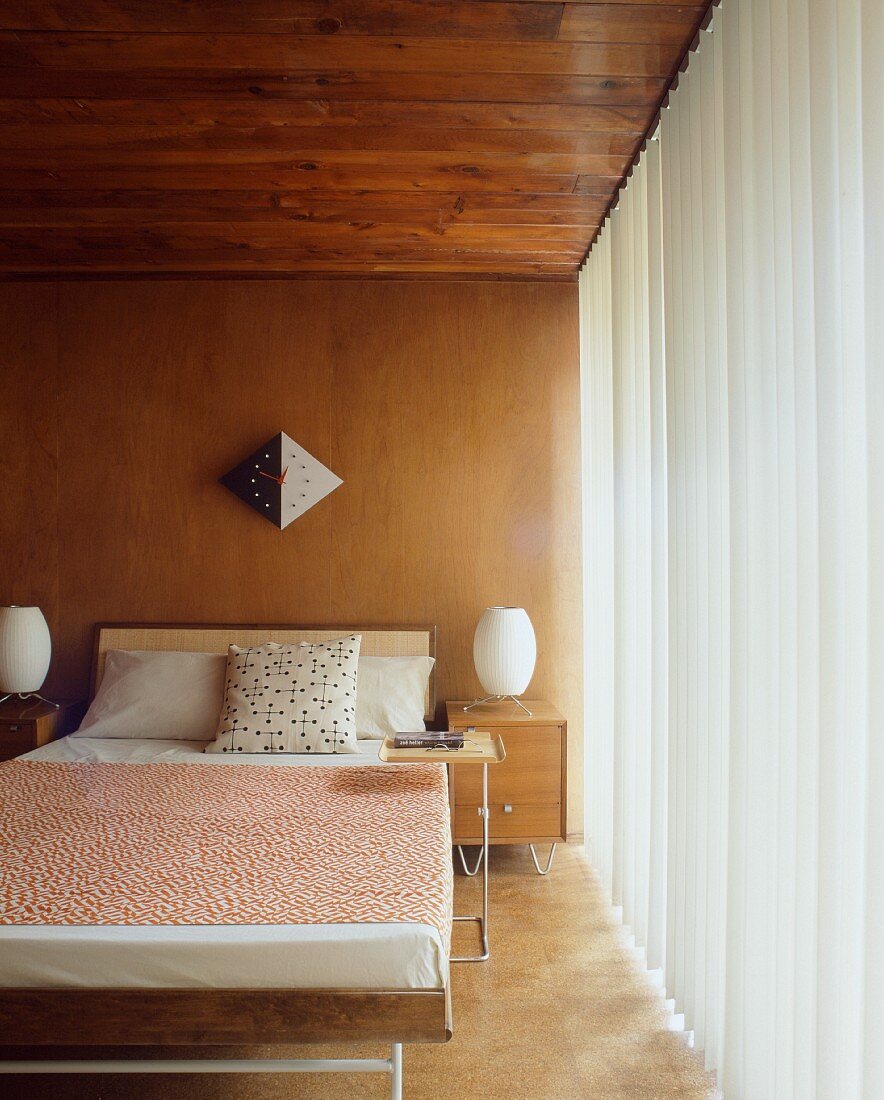 Doppelbett im holzvertäfelten Schlafzimmer im 50er Jahre Stil