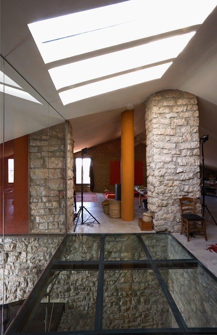 Offener Dachraum mit Blick durch Glasdecke in Vorraum eines mediterranen Hauses