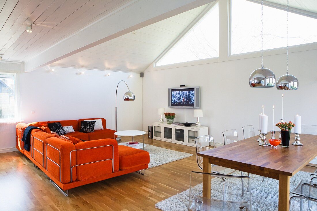 Offener Wohnbereich mit Esstisch und Couchgarnitur in einem Schwedenhaus