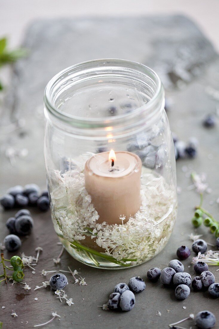 Kerze in Einmachglas mit Scabiosen, Heidelbeeren