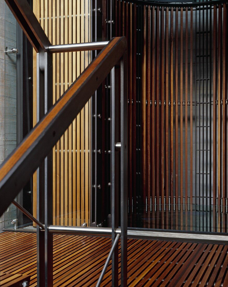 Treppenhaus aus Holz- und Metallkonstruktion