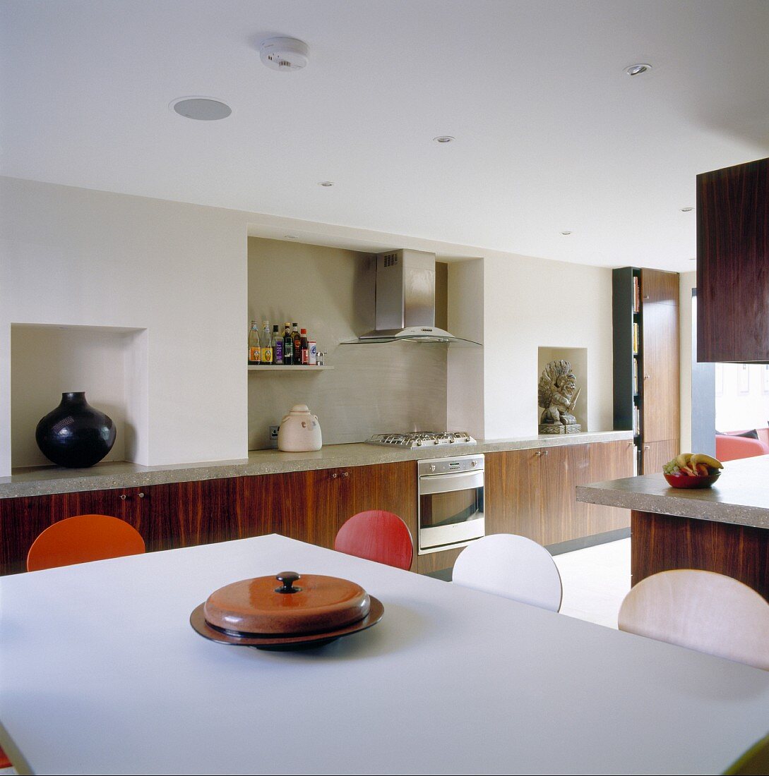 Dining area in modern, open-plan kitchen