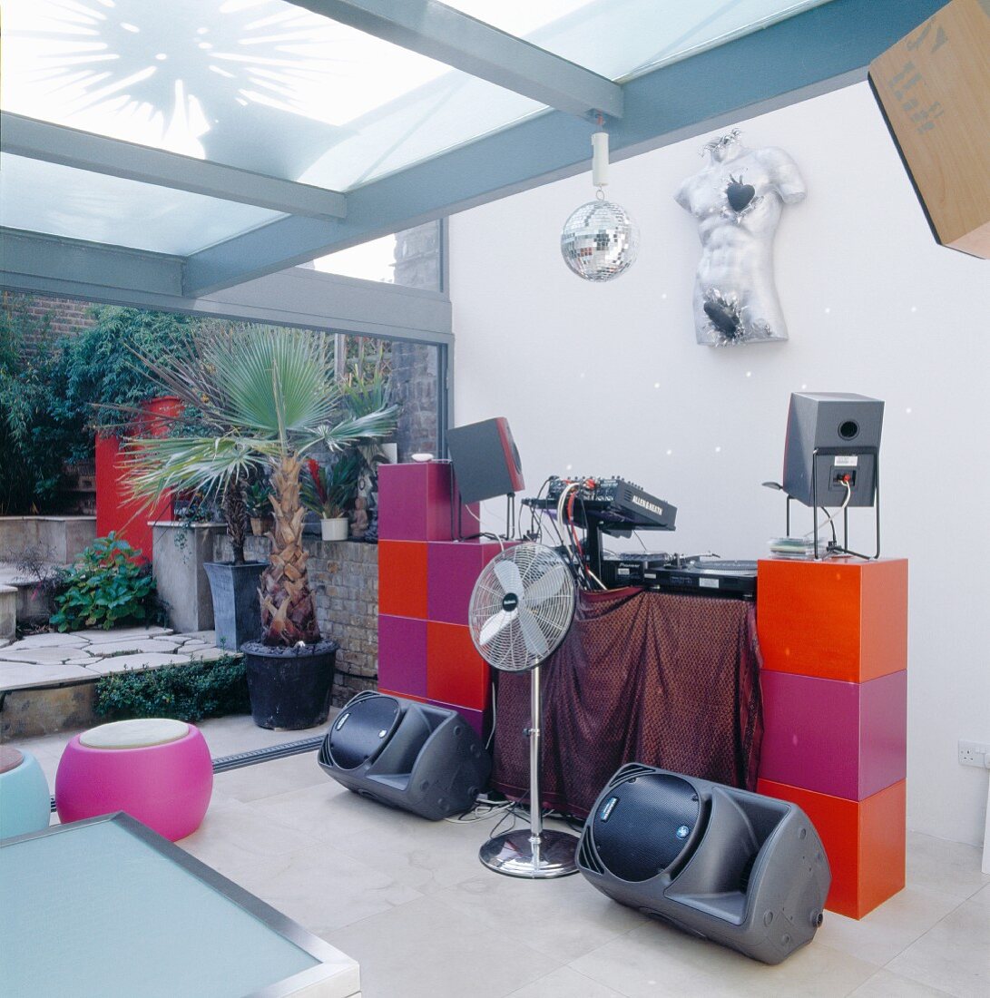DJ equipment with colourful cubist modules in extension with terrace