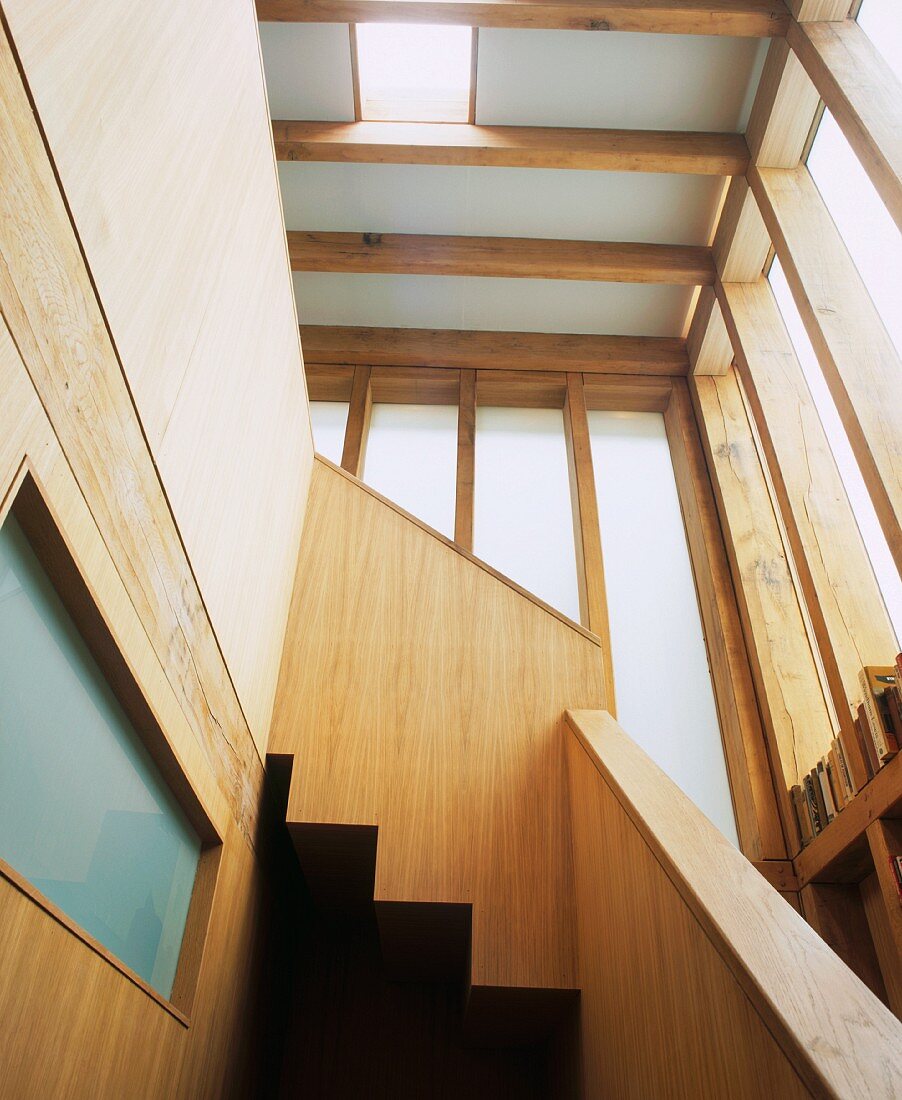 Treppenaufgang mit Galerie in Holzhaus mit sichtbarer Riegelkonstruktion