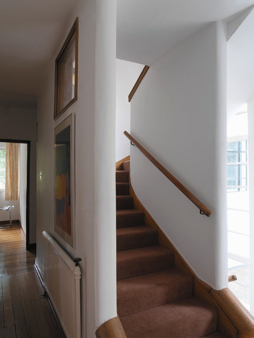 Blick in ein Treppenhaus mit Wendeltreppe