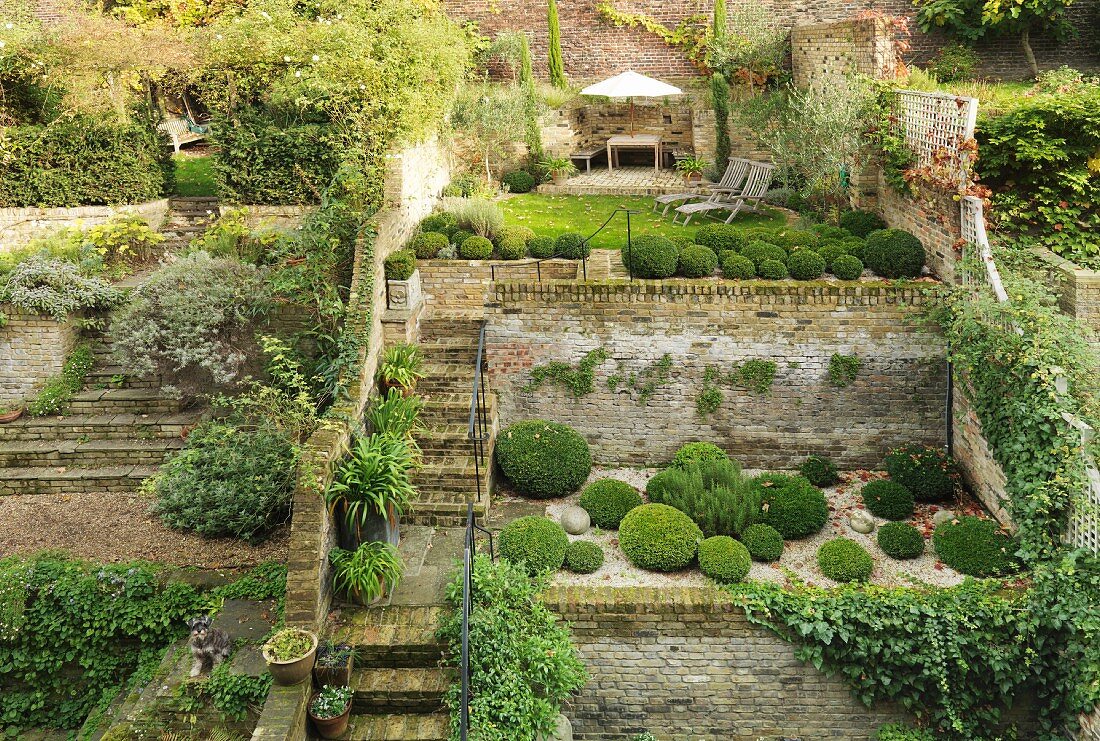 Terrassenförmig angelegter Garten