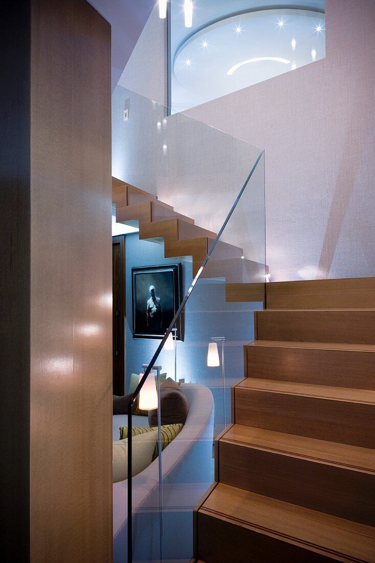 Moderner Treppenaufgang mit Glasbalustrade