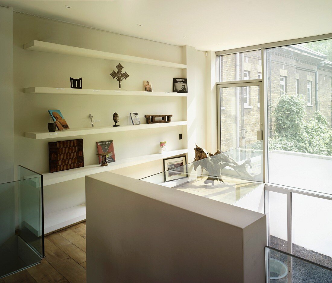 Galerie mit Wandregalen & Balkontür