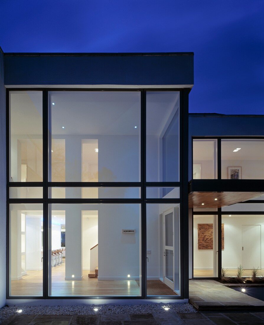 Blick auf Wohnhaus mit großer Glasfassade