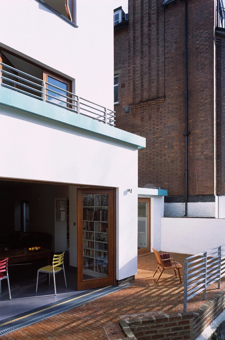 Blick auf Wohnhaus mit Terrasse