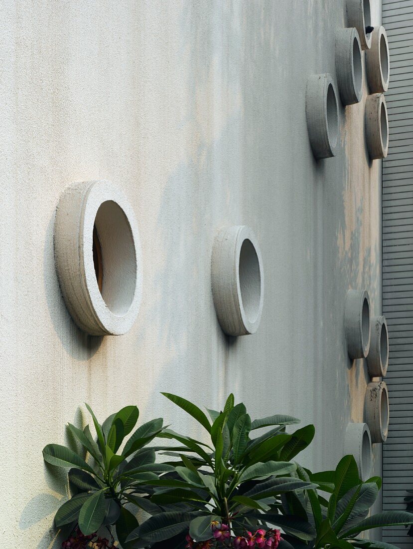 Beton-Aussenwand mit runden Fensternischen