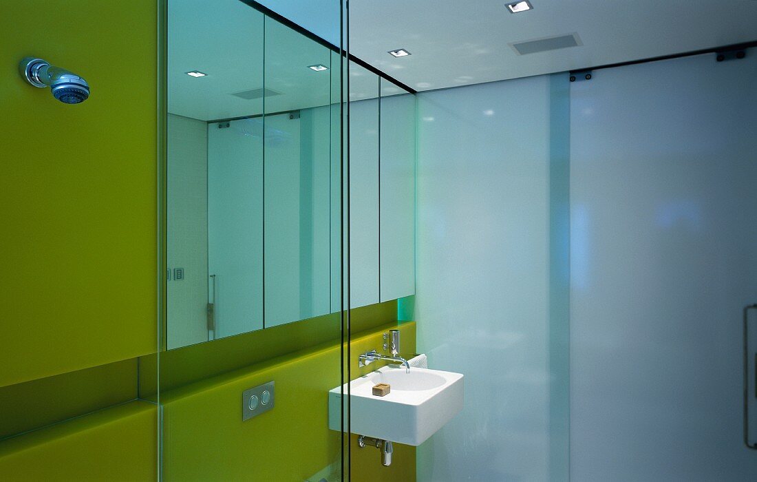Bad mit Waschbecken, Spiegel, gelber Glaswand & Milchglaswand