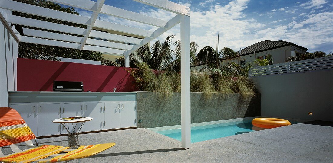 Terrasse mit eingelassenem Swimming Pool & Grillbereich