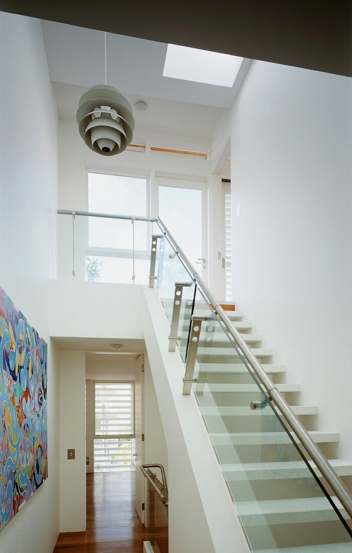 Treppe in Wohnhaus mit Geländer aus Glas & Edelstahl