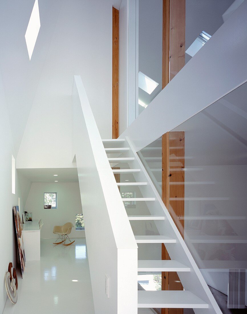 Treppenhaus in Wohnhaus mit offener Treppe & Glaswänden