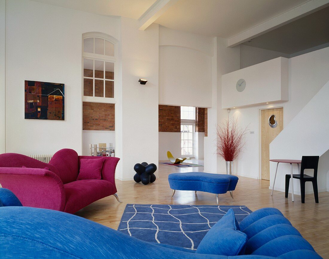 Wohnraum mit farbigen Sitzmöbel