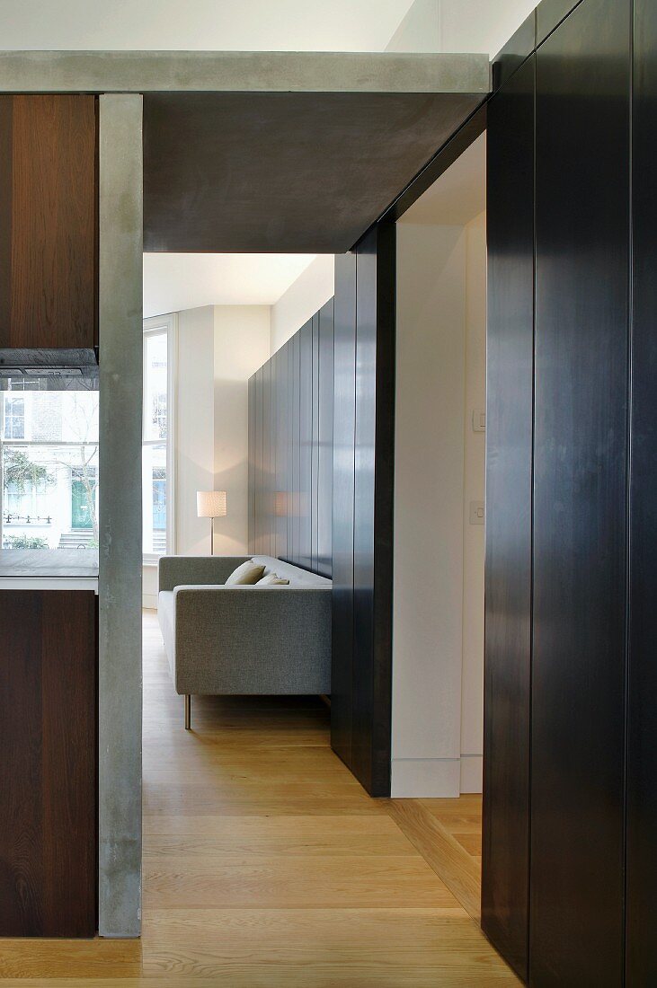 Blick in Wohnraum mit Sofa und Wandverkleidung aus Stahl