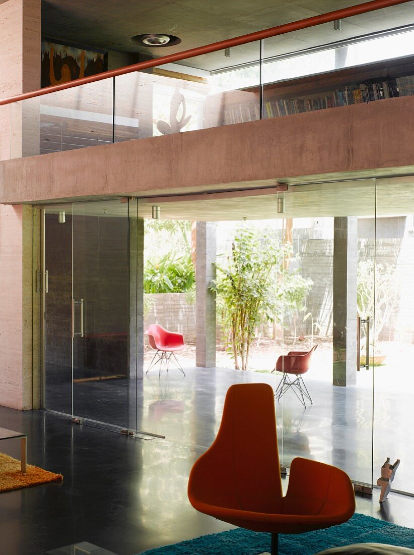 Wohnraum mit Glaswänden & Galerie