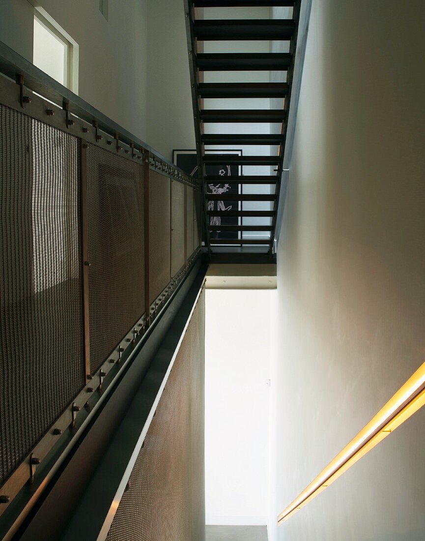 Treppenhaus mit beleuchtetem Treppenlauf