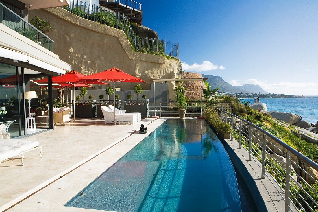 Villa mit langgestrecktem Pool an der Atlantik-Küste