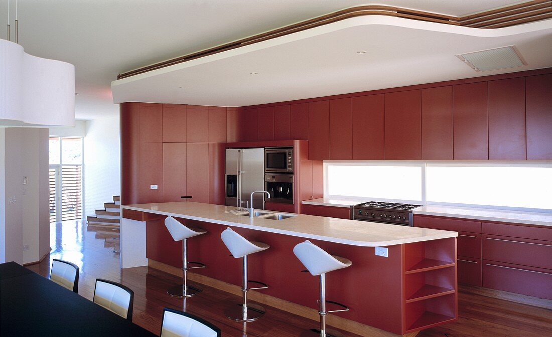 Moderne Küche mit Küchenblock und abgehängter Decke