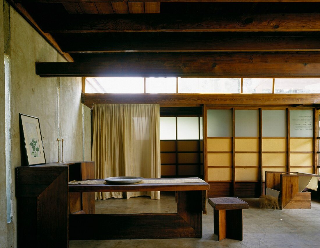 Rustikales Landhaus mit Holzmöbeln und Wänden im japanischen Stil