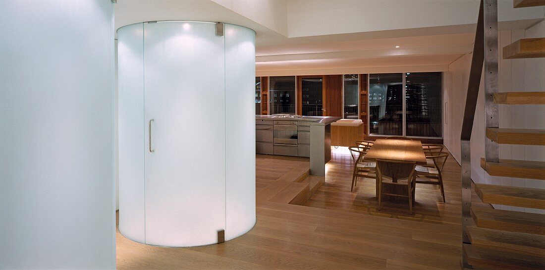 Illuminated, cylindrical glass installations in open-plan living space