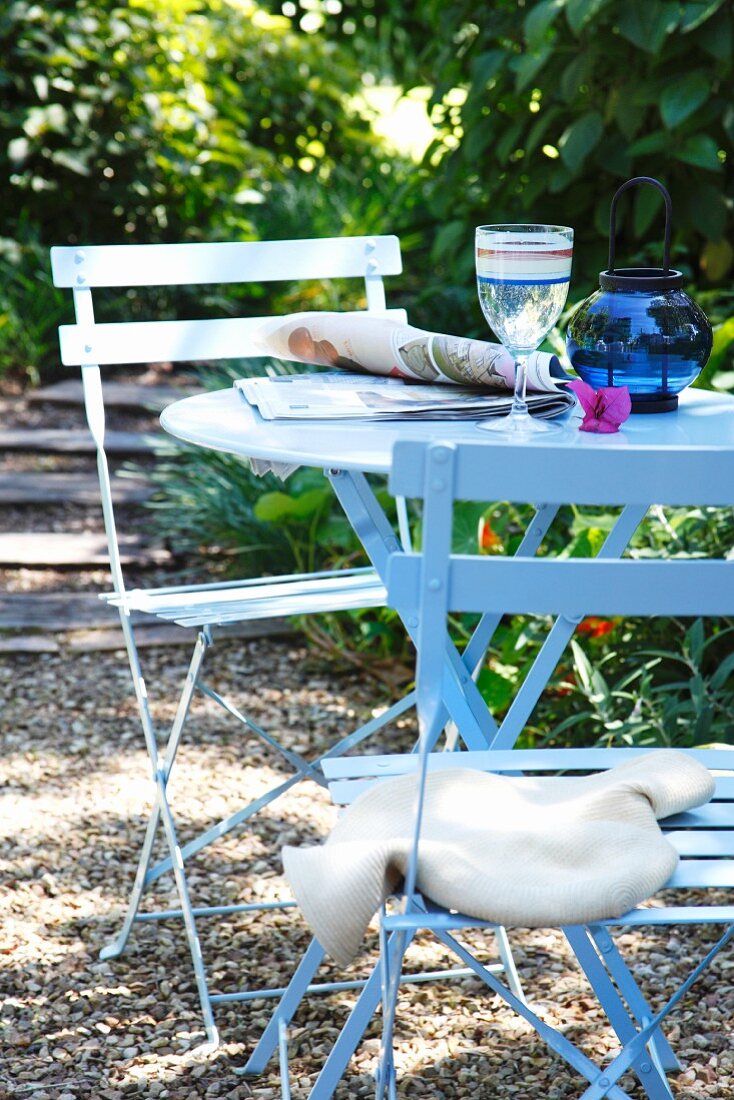 Blauer Gartentisch mit zwei Stühlen