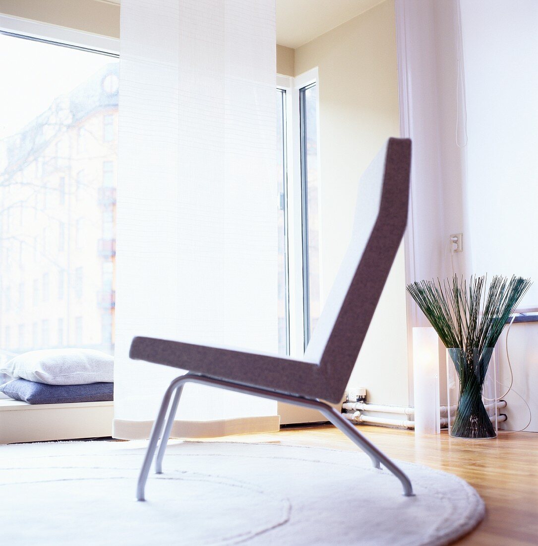 Ein Stuhl auf einem runden Teppich in einem Wohnzimmer
