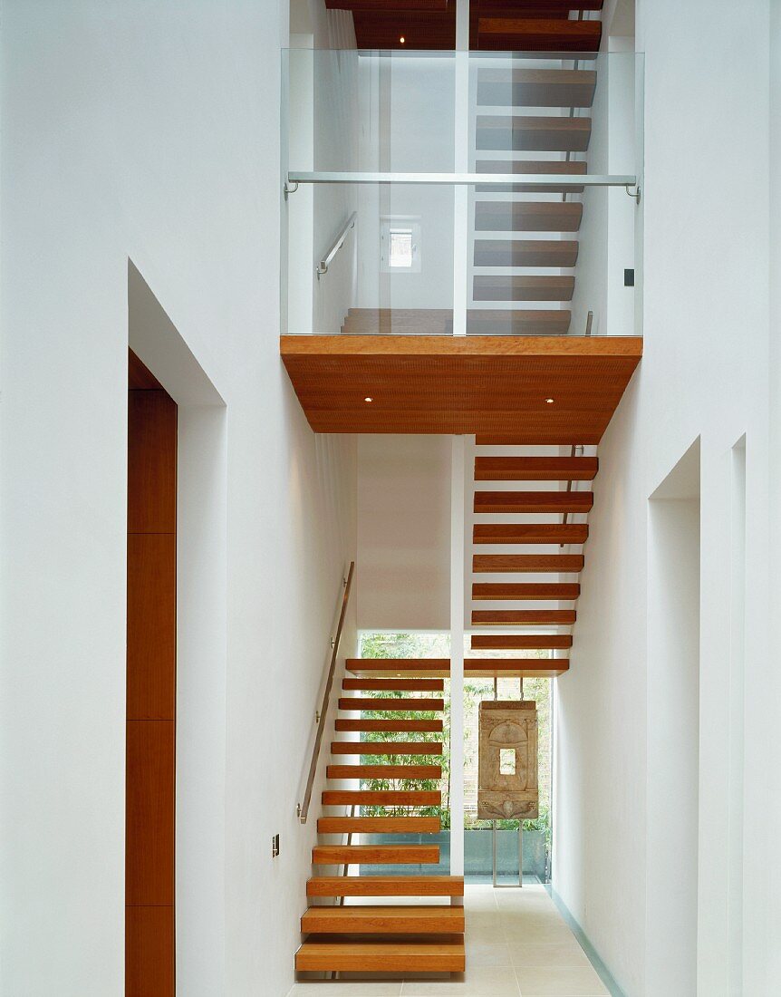 Modernes weisses Treppenhaus mit Holztreppenstufen