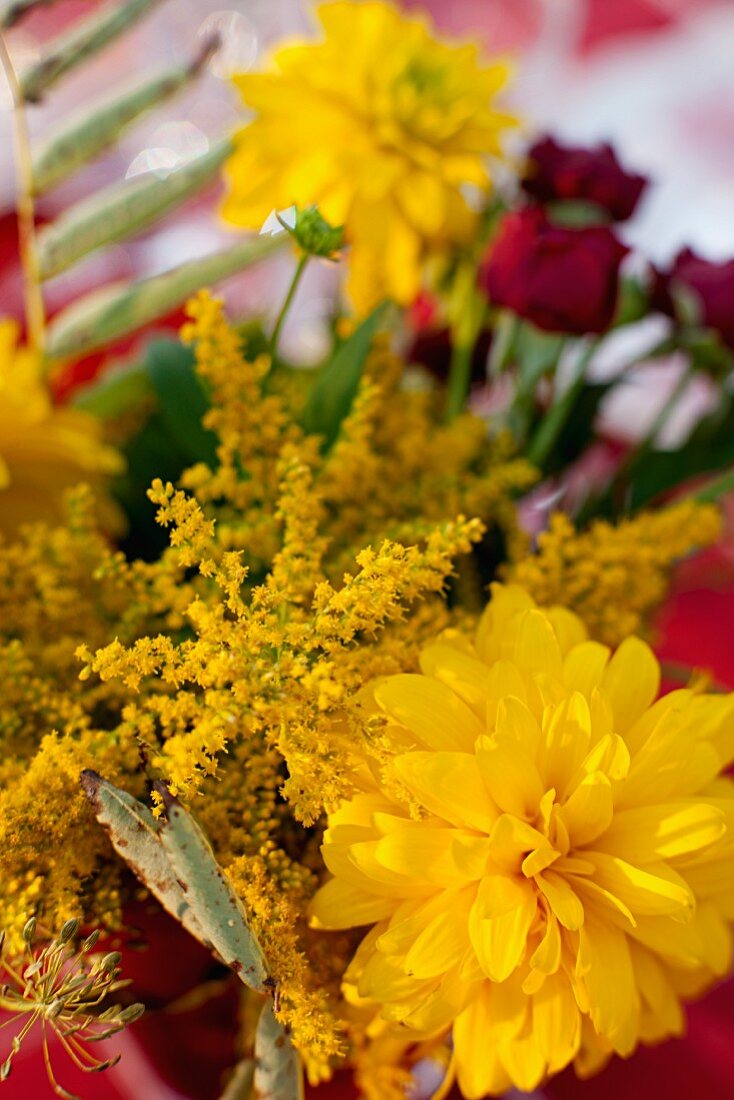 Sommerlicher Blumenstrauss mit gelben Dahlien