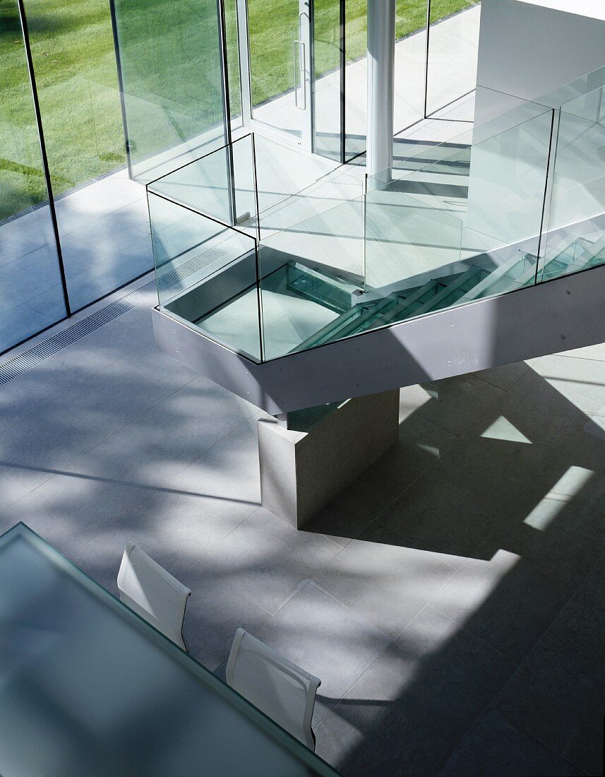 Treppenaufgang im Wohnbereich mit Glasgeländer